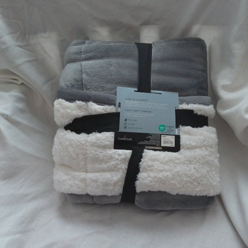 CuddlDuds Cozy Soft Throw Grey White 50 x 60 Reversible NEW - Picture 3 of 6